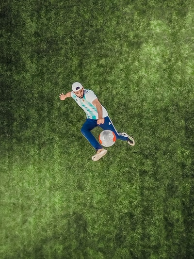 鸟瞰图的球在草地上踢足球
